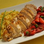 Hähnchen mit Erdbeer-Chutney, Frühlingszwiebeln und Pastasotto