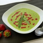 Rucolacremesuppe mit Erdbeer-Walnuss-Öl