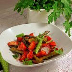 Spargel-Erdbeer-Salat mit Radieschen und Kerbel-Vinaigrette