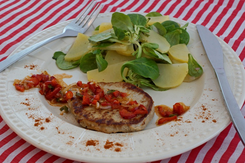 Saftiges Kotelett mit Paprika-Salsa und würzigem Kartoffel-Feldsalat ...