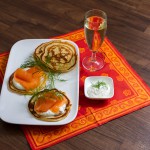 Oladji mit Räucherlachs und Dillschmand