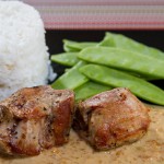 Schweinemedaillons in scharfer Erdnuss-Kokos-Sauce mit Basmatireis und Zuckerschoten