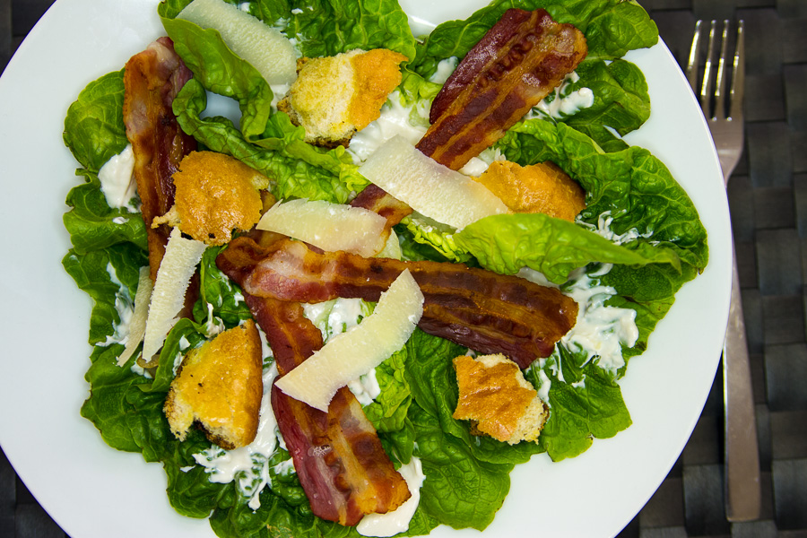 Caesar Salad mit frischen Croûtons, Parmesan und knusprigem Speck ...