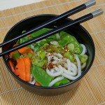 Udon Nudelsuppe mit Zuckerschoten