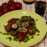 Italienische Kalbsinvoltini mit Oliven-Ricotta-Füllung auf Tomatensauce und scharfen Kartöffelchen