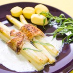 Spargel-Puten-Päckchen mit Estragonschaumsauce und Kartoffeln