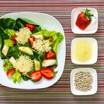 Gebratener Spargel mit Parmesantalern und cremig-fruchtigem Erdbeerdressing auf Salatbett