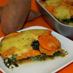 Spinat-Süßkartoffel-Auflauf mit würzigem Scamorza Käse überbacken