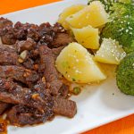 Teriyaki-Rindersteakstreifen mit Brokkoli und Sesam-Kartoffeln