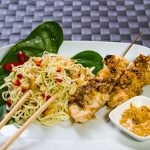 Erdnuss-Hähnchenspieße an Mie-Nudelsalat