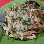 Vollkorn-Bandnudeln mit Gorgonzolasauce, Birnen und Walnüssen