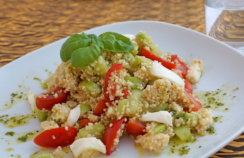Quinoa-Salat mit Gurke, Tomate, Ziegenfrischkäse und Basilikum-Limetten ...