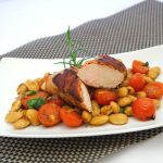 Hähnchen im Speckmantel auf weißem Bohnen-Tomaten-Gemüse