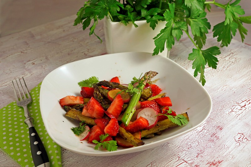 Spargel-Erdbeer-Salat mit Radieschen und Kerbel-Vinaigrette – Koch ...