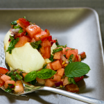 Büffelmozzarella mit fruchtiger Wassermelonen-Tomaten-Salsa