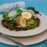 Gebackenes Ei und Mairübchen auf Salatbett mit Honig-Senf-Dressing