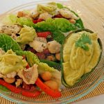 Tacos im Salatblatt mit Seelachs, Lima Bohnen und Avocado-Pfirsich-Dip