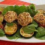 Ziegenfrischkäse-Pralinen auf Babyspinat mit gebratener Zucchini